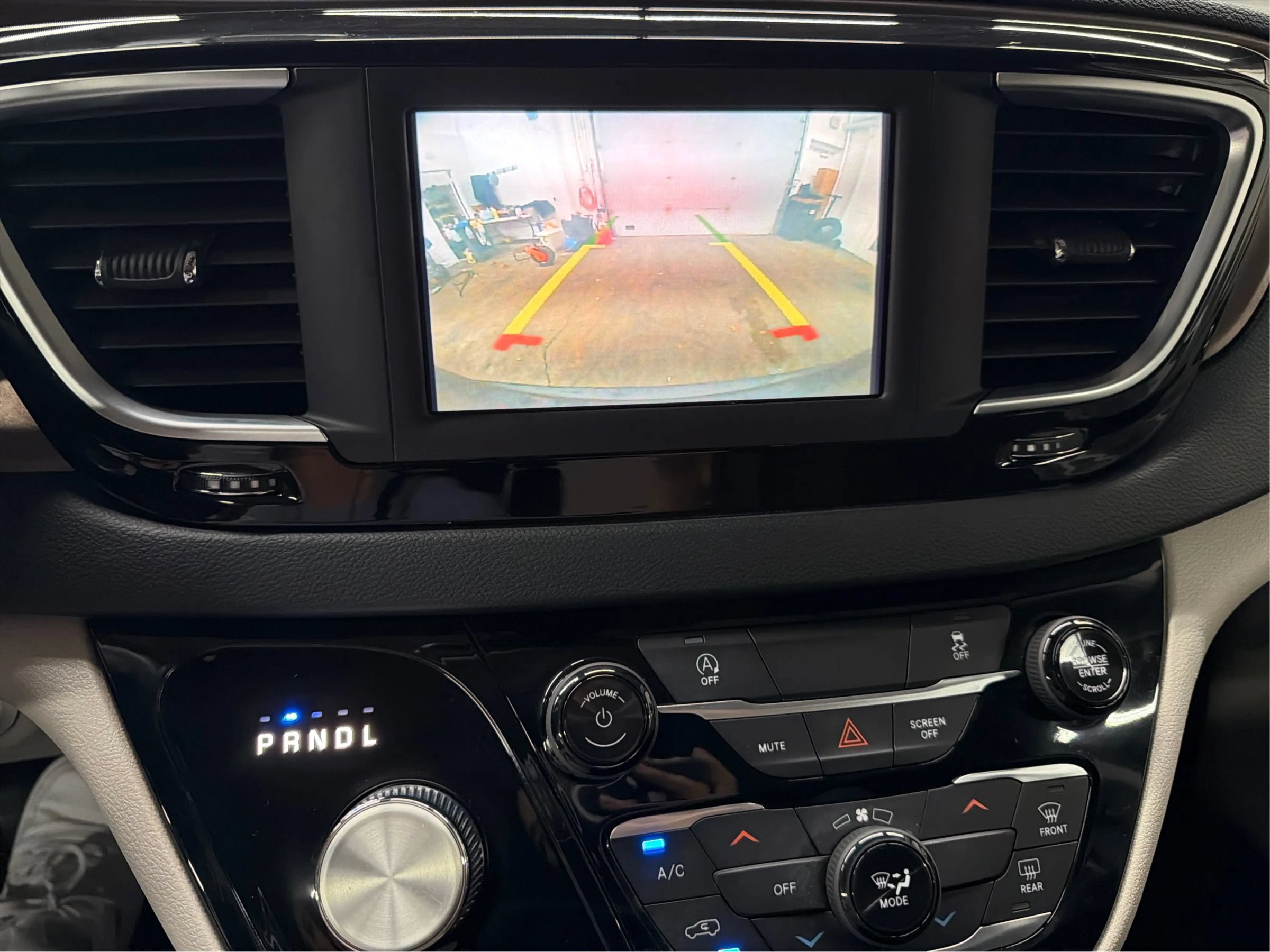Used 2023 Chrysler Voyager LX FWD image 18