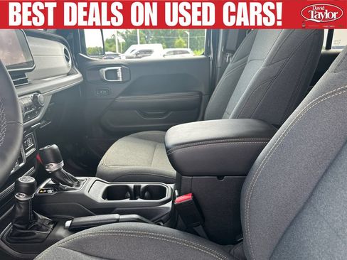 Used 2025 Jeep Wrangler Unlimited Sahara AWD/4WD image 10