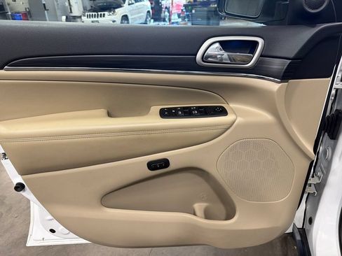 Used 2020 Jeep Grand Cherokee Limited AWD/4WD image 16