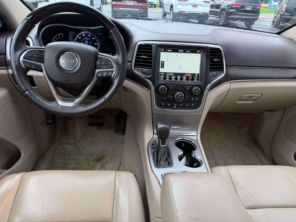 Used 2018 Jeep Grand Cherokee Overland AWD/4WD image 3