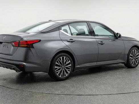 Used 2025 Nissan Altima 2.5 SV image 9