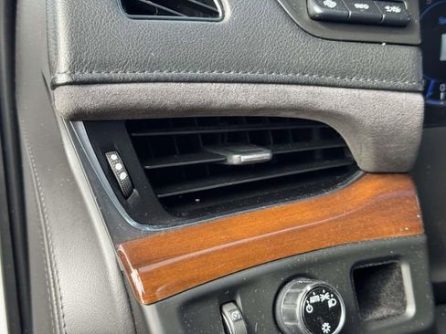Used 2019 Cadillac Escalade Premium Luxury RWD image 25
