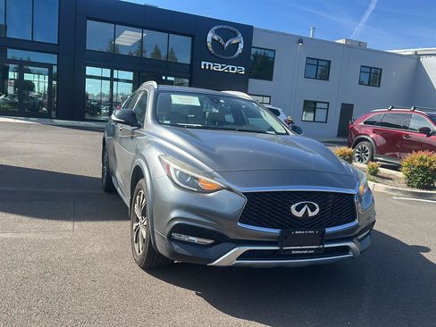 Used 2017 INFINITI QX30 Premium AWD/4WD image 3