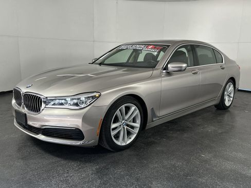 Used 2019 BMW 750i xDrive w/ Executive Package AWD/4WD image 4