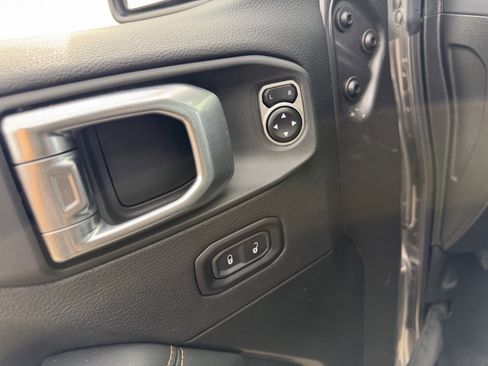 Used 2025 Jeep Wrangler Sahara image 12