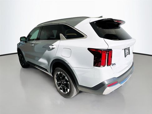 Used 2025 Kia Sorento S image 5