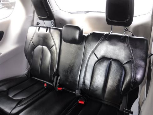 Used 2023 Chrysler Pacifica Touring-L image 12