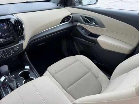 Used 2022 Chevrolet Traverse LS FWD image 17