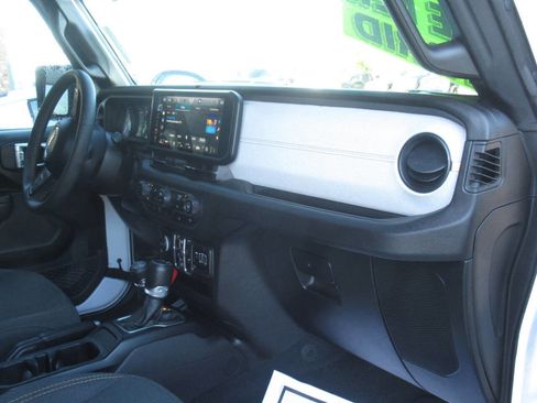 Used 2024 Jeep Wrangler Unlimited w/ Convenience Group AWD/4WD image 10