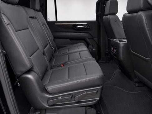 Used 2026 Chevrolet Suburban Z71 w/ Comfort Package AWD/4WD image 17