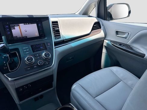 Used 2017 Toyota Sienna XLE Premium FWD image 29