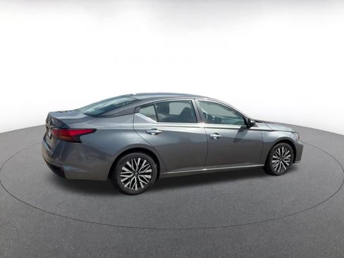 Used 2025 Nissan Altima 2.5 SV FWD image 12