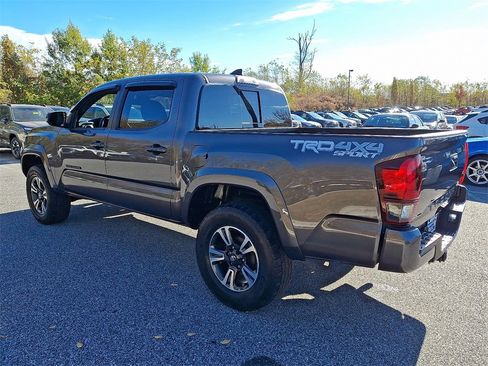 Used 2018 Toyota Tacoma TRD Sport image 4