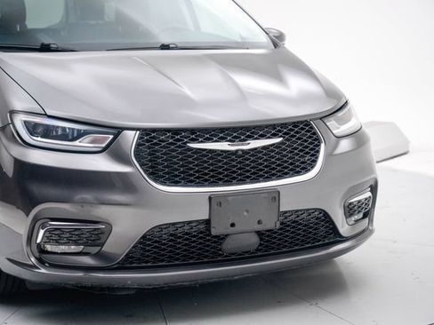 Used 2023 Chrysler Pacifica Touring-L FWD image 11