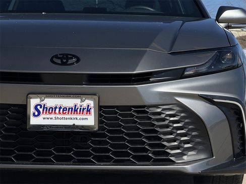 Used 2025 Toyota Camry SE w/ Convenience Package image 8