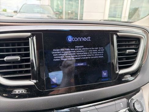 Used 2017 Chrysler Pacifica Touring-L FWD image 11