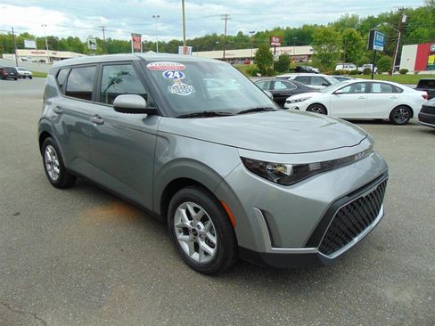 Used 2024 Kia Soul LX w/ Option Group 015 FWD image 3
