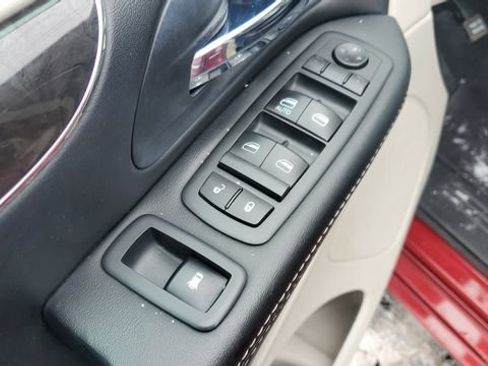 Used 2016 Chrysler Town & Country Touring-L image 8