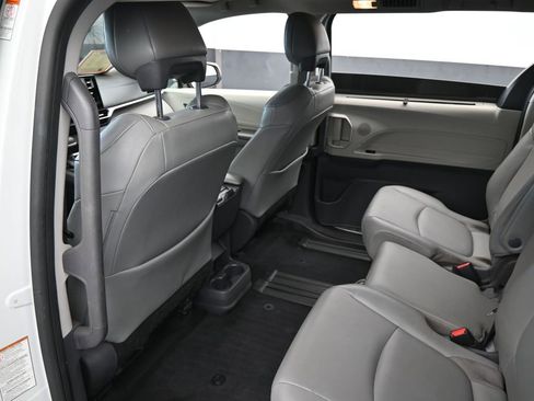 Used 2021 Toyota Sienna XLE image 35