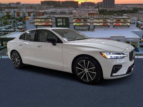 Used 2022 Volvo S60 B5 Momentum w/ Premium Package FWD image 1