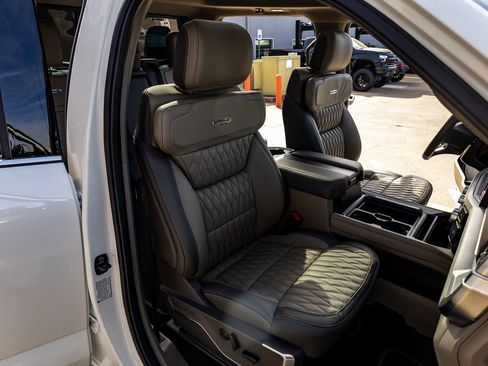 Used 2025 Ford F450 Platinum w/ Platinum Plus Package image 30