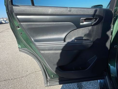 Used 2025 Toyota Highlander XLE image 17