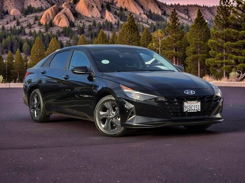Used 2023 Hyundai Elantra SEL FWD image 2