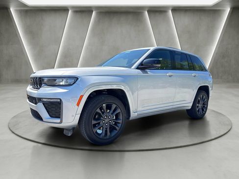 Used 2026 Jeep Grand Cherokee Limited AWD/4WD image 2