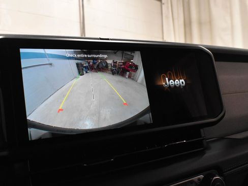 Used 2025 Jeep Wrangler Sahara image 17