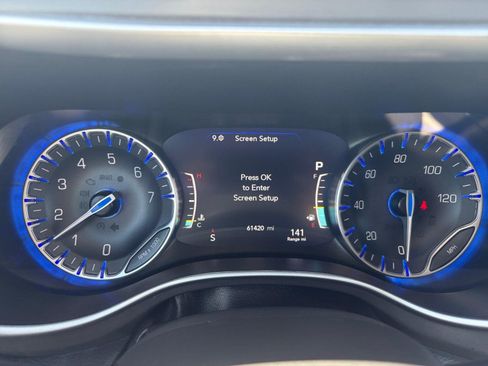Used 2024 Chrysler Pacifica Touring-L FWD image 21