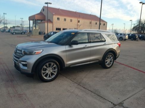 Used 2023 Ford Explorer Limited image 1