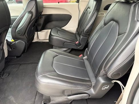Used 2024 Chrysler Pacifica Touring-L FWD image 13