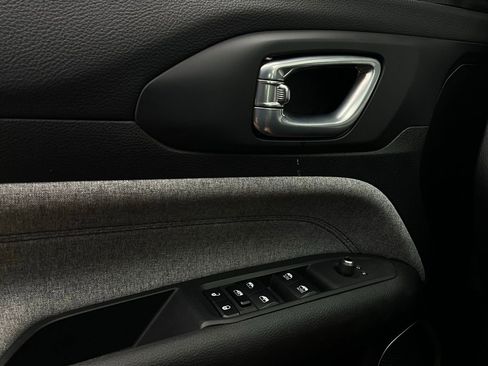 Used 2025 Jeep Compass Latitude image 20