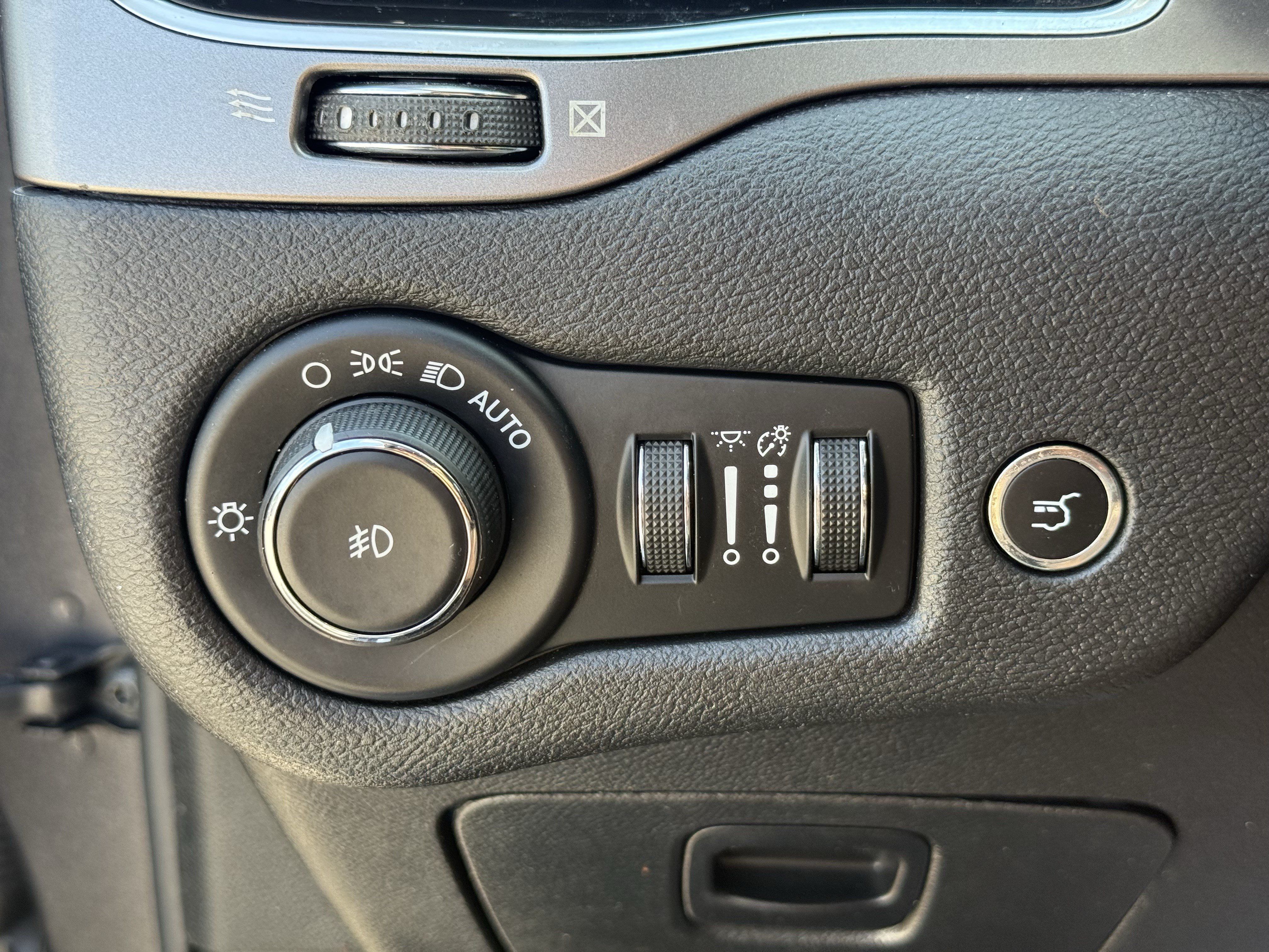 Used 2020 Jeep Cherokee Limited FWD image 25
