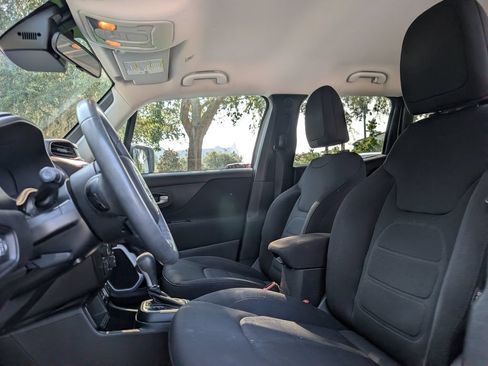 Used 2018 Jeep Renegade Latitude FWD image 11