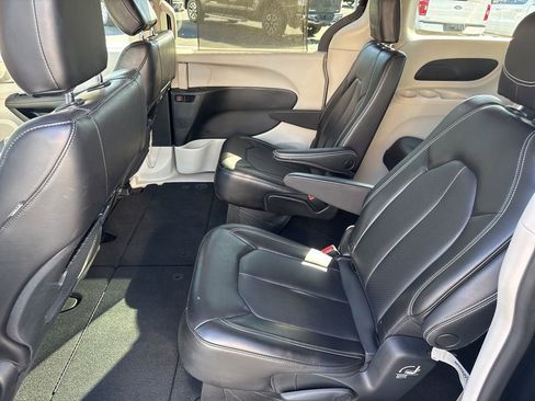 Used 2023 Chrysler Pacifica Touring-L image 4