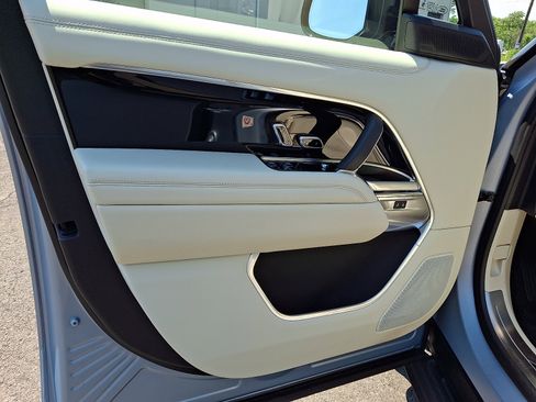 Used 2025 Land Rover Range Rover SE AWD/4WD image 13