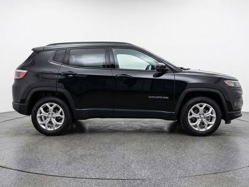 Used 2025 Jeep Compass Latitude image 11