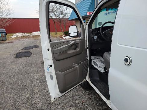 Used 2014 Chevrolet Express 2500 image 35