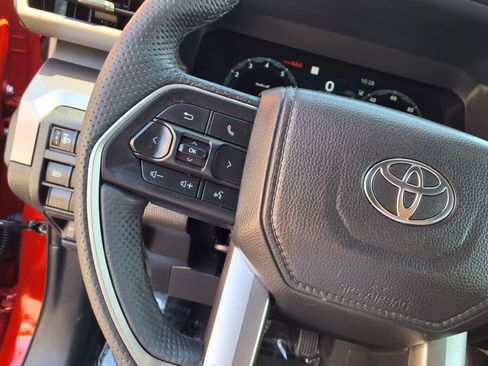 Certified 2025 Toyota Tacoma TRD Off-Road AWD/4WD image 20