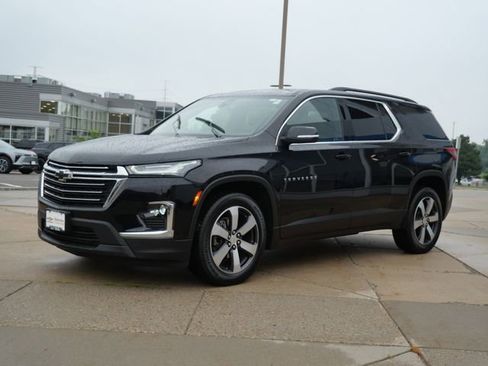Used 2023 Chevrolet Traverse LT w/ LT Premium Package AWD/4WD image 3