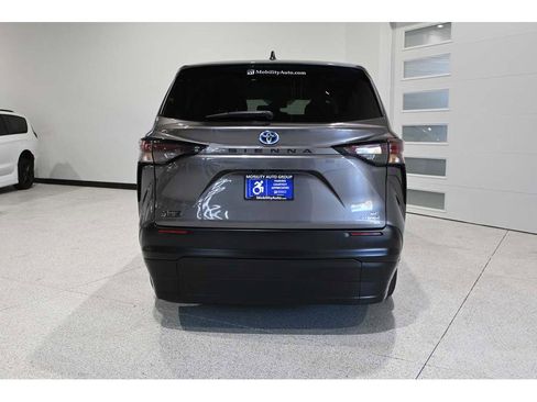 Used 2023 Toyota Sienna LE FWD image 7