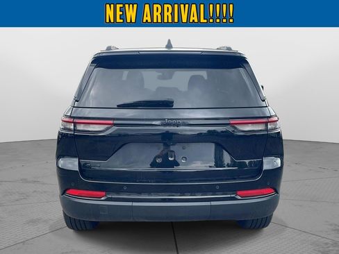 Used 2023 Jeep Grand Cherokee Altitude AWD/4WD image 4