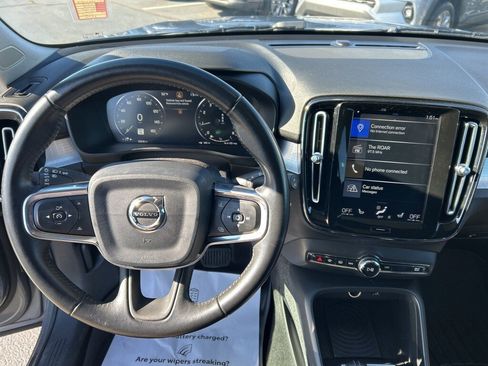 Used 2019 Volvo XC40 T5 Momentum image 7