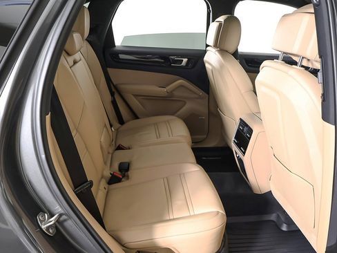 Used 2020 Porsche Cayenne image 39