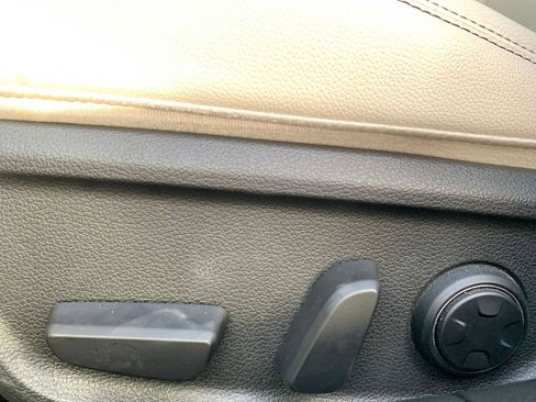 Used 2025 Genesis G70 2.5T image 23