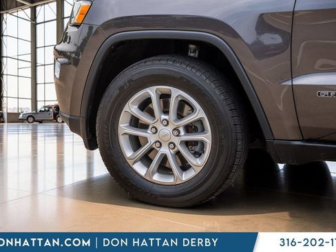 Used 2021 Jeep Grand Cherokee Laredo AWD/4WD image 34