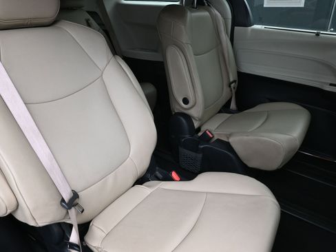 Used 2022 Toyota Sienna XLE image 25