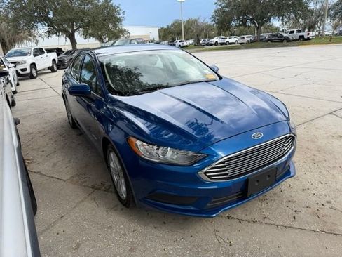 Used 2018 Ford Fusion SE FWD image 2