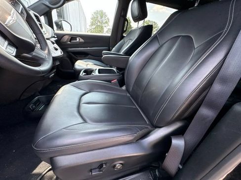 Used 2025 Chrysler Pacifica Select FWD image 8